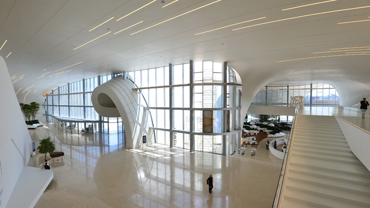 Interior Heydar Aliyev Center yang lapang dan didominasi warna putih. (Foto: Getty Images)