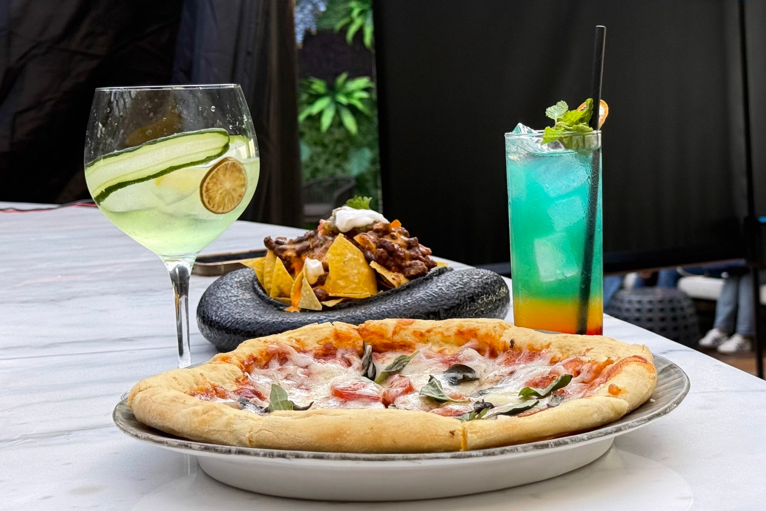 Cloud 22 Rooftop Bar, Tempat Kongko di Atas Kota Pahlawan Featured Image