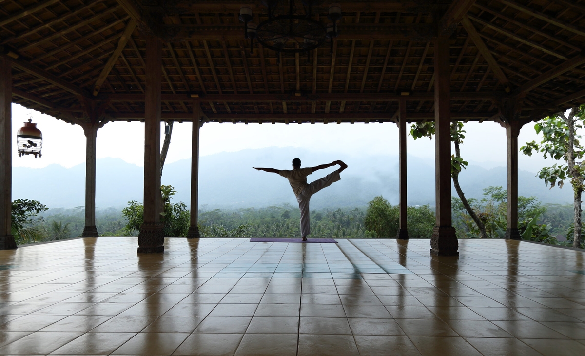 Sesi Yoga di Joglo Putri Dewi, HOPE Plataran Borobudur.