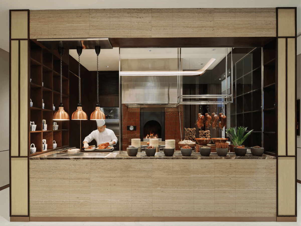 Suasana open kitchen di Li Lian.