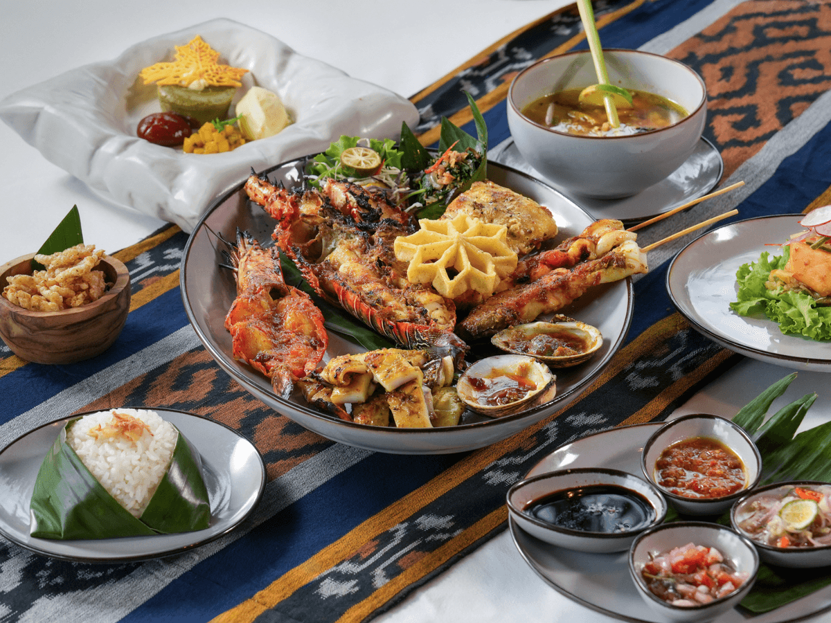 KISIK Seraya Seafood plater di Ayana Komodo, salah satu restoran baru Juli 2026.