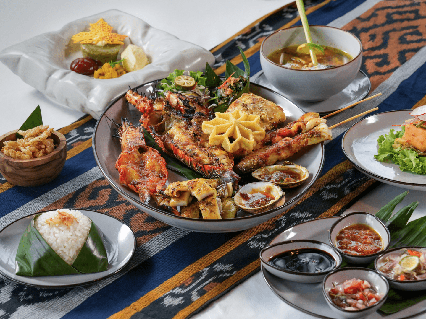 KISIK Seraya Seafood plater di Ayana Komodo, salah satu restoran baru Juli 2026.