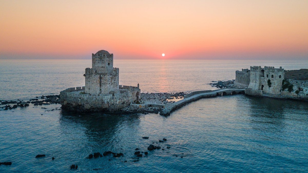 Pemandangan udara yang menakjubkan dari Kastil Methoni saat matahari terbenam di atas laut yang tenang di Yunani, salah satu lokasi syuting The Odyssey.