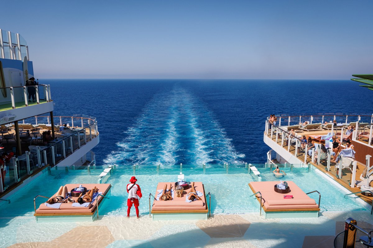 Salah satu hiburan di atas Legend of the Seas yakni Hideaway Pool.