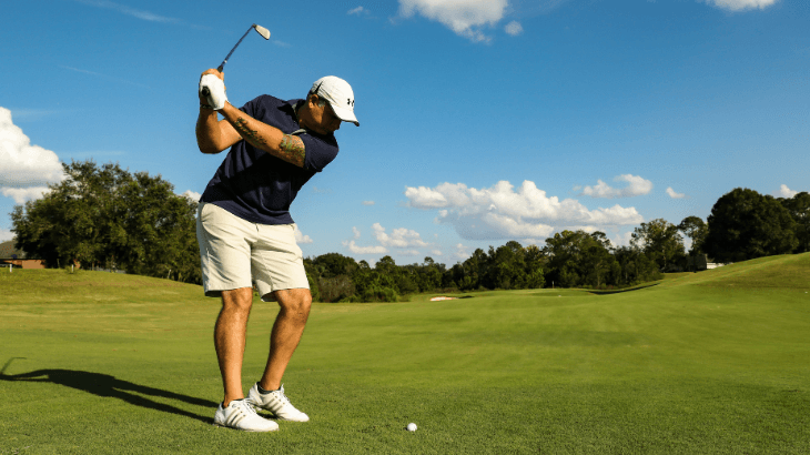 Ilustrasi mencoba Riverside Golf Club dan menikmati promo pegolf senior.