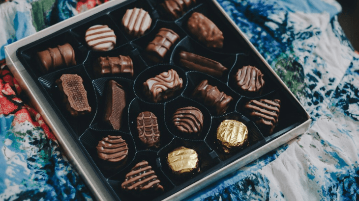 Foto ilustrasi sekotak cokelat untuk toko cokelat mewah.