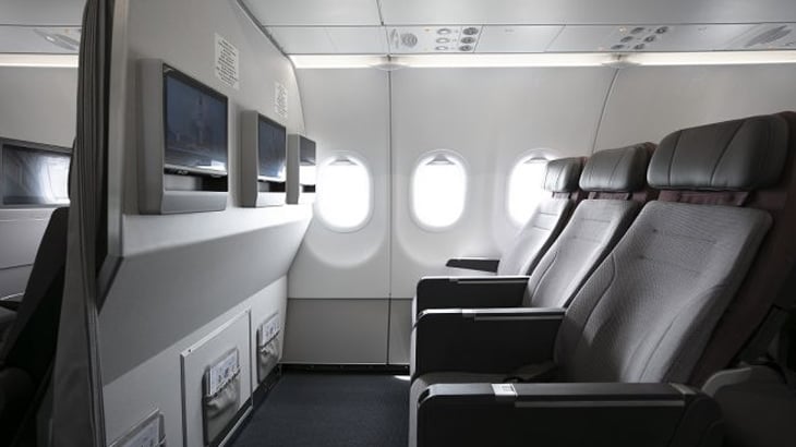 Tirai jendela pesawat dalam posisi terbuka saat take-off dan landing.