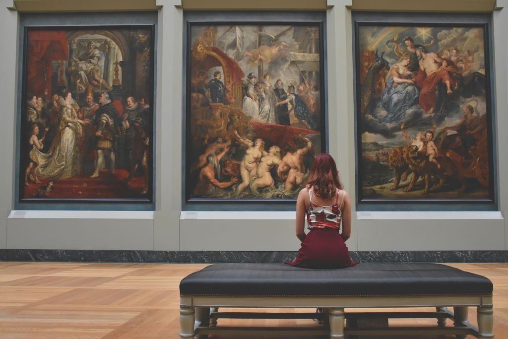 Hari Museum Nasional, ilustrasi sosok yang memandang galeri lukisan.