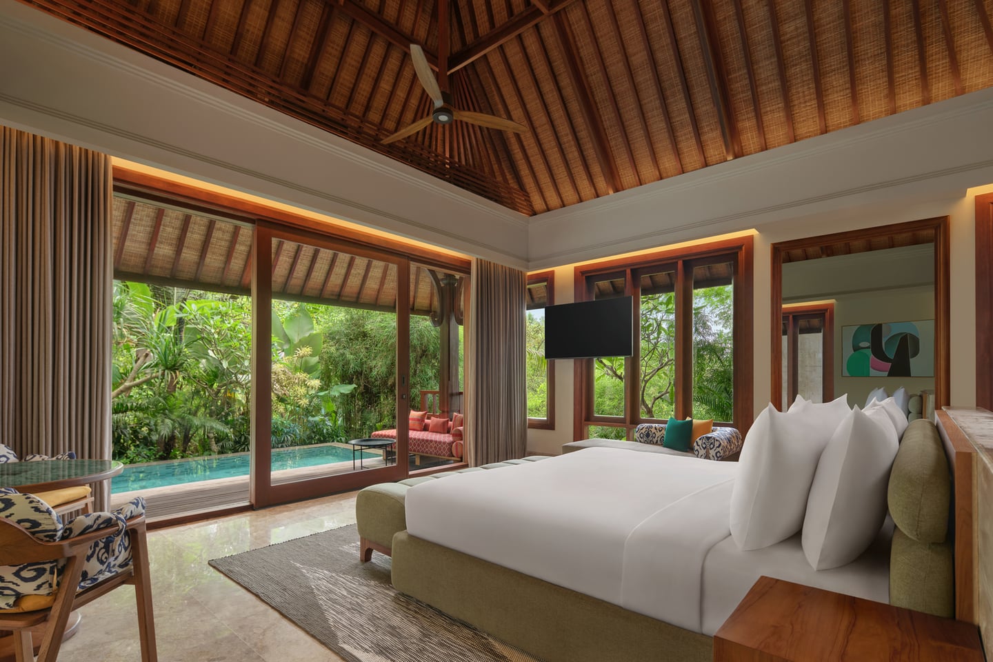 Salah satu hotel baru di bali, Hiliwatu Ubud. Suasana one bedroom villa yang mereka miliki.