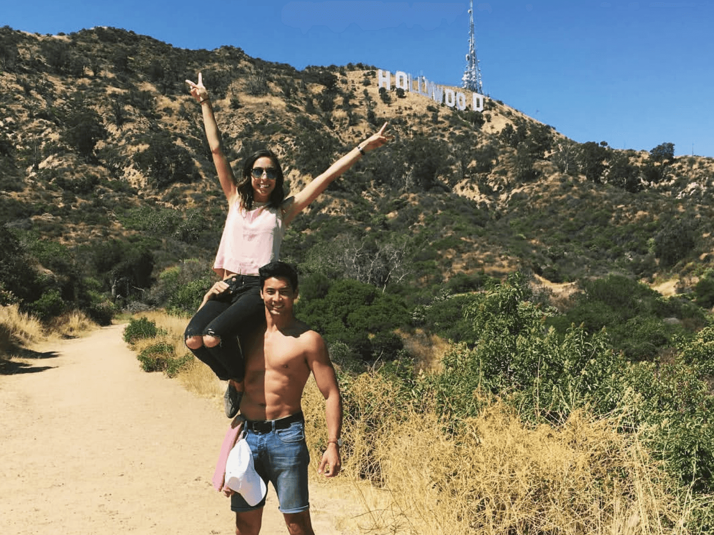 Foto Yoshi Sudarso dan pasangan di salah satu destinasi favoritnya, Los Angeles.