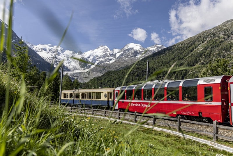 Bernina Express Pullman Class melintasi Pegunungan Alpen.