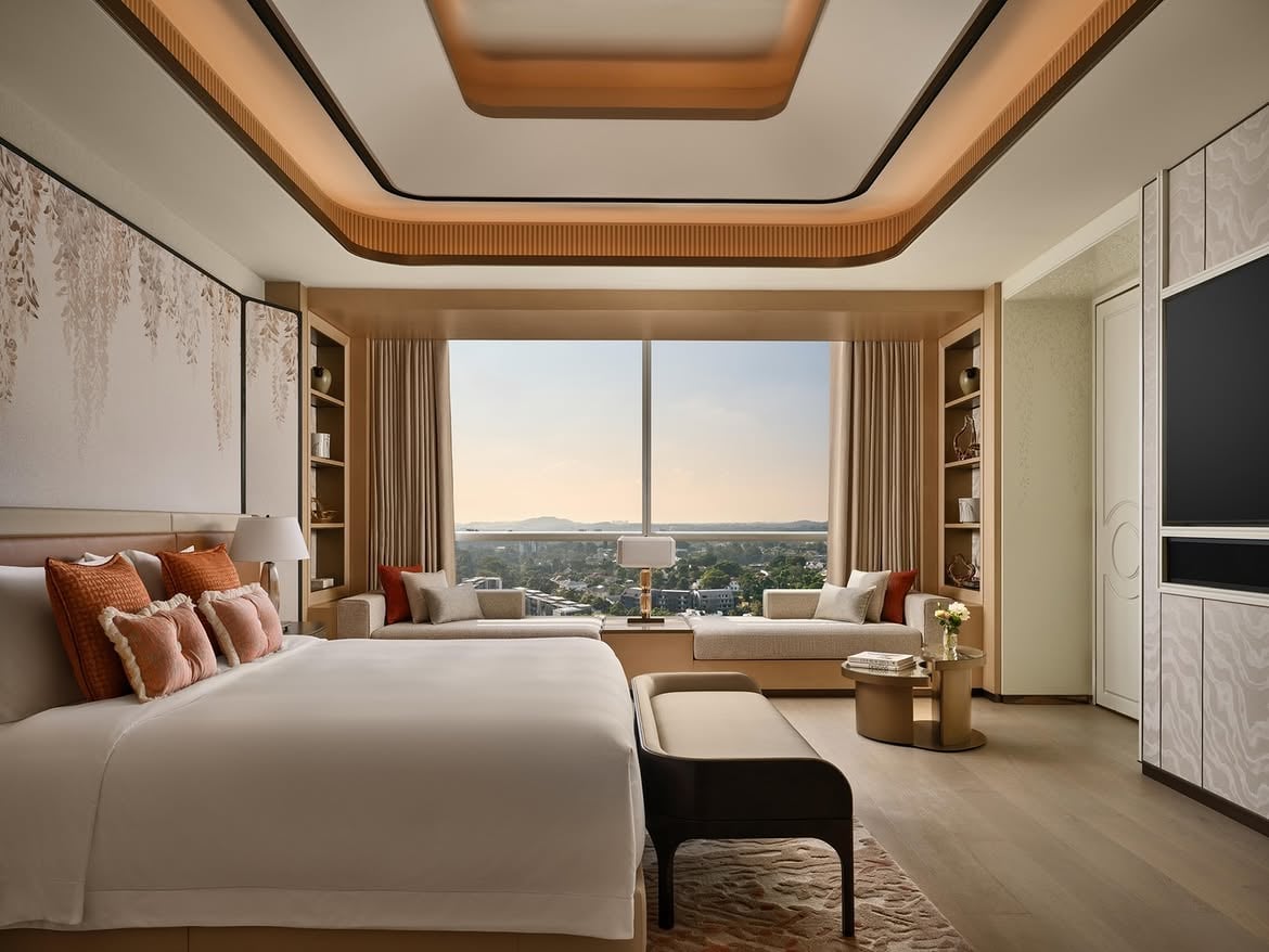 Kamar tidur utama Presidential Suite St. Regis Singapore.