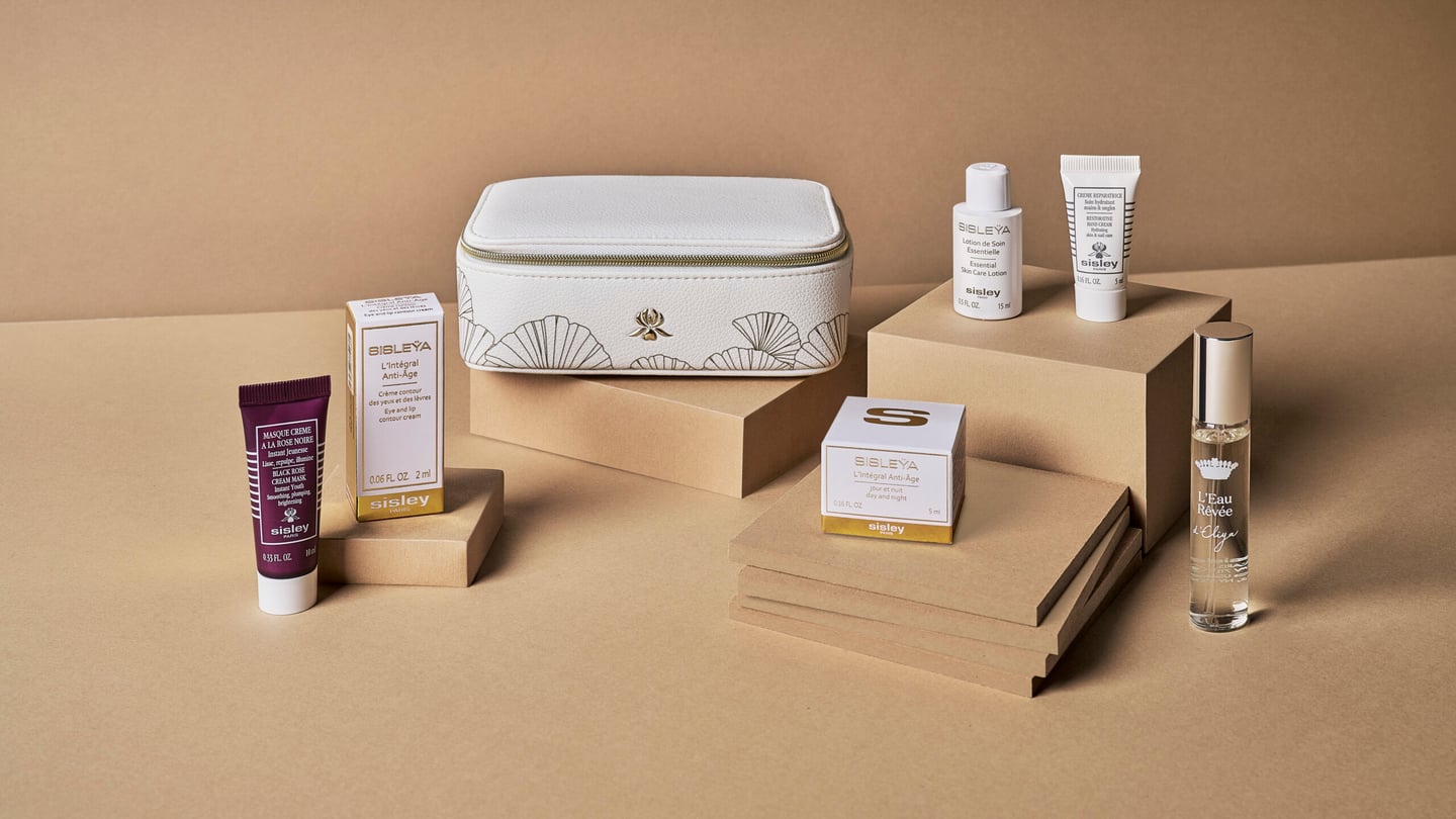 Amenity kit Singapore Airlines dari SISLEY untuk penumpang wanita di Suites dan First Class.