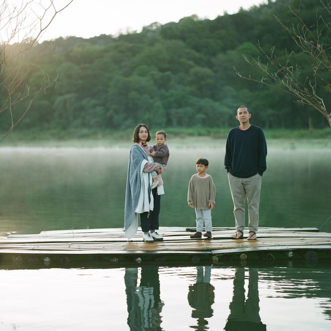 Andien dan keluarga mengunjungi Danau Tamblingan di Bedugul, Bali. (Foto: Instagram/@andienaisyah)